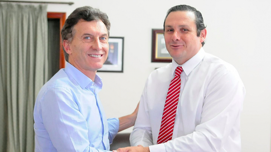 El exintendente PRO de Dolores, Camilo Etchevarren, fue denunciado por supuestamente licitar una compra millonaria en extrañas condiciones.