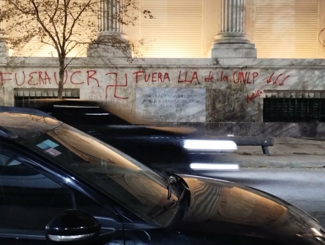 El titular de la UCR La Plata denunció la aparición de pintadas nazis en una facultad de la UNLP.