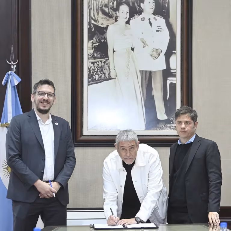 Juan Cuattromo, Jorge Ferraresi y Axel Kicillof firmaron el convenio para financiar bienes de capital.