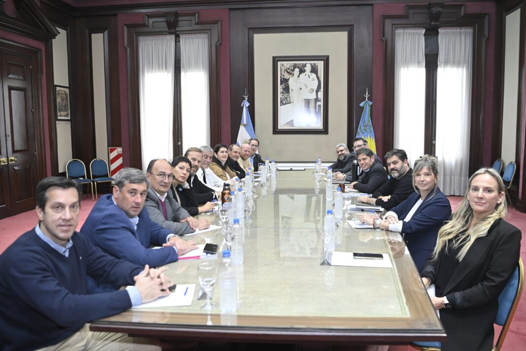 El gobernador bonaerense, Axel Kicillof, este martes, firmó un convenio para financiar, a través del Banco Provincia, la compra de bienes de capital a municipios de todo el arco político.
