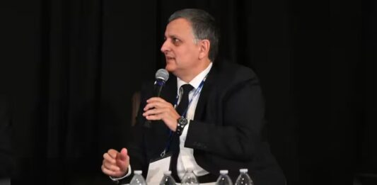 El titular de YPF le advirtió a Kicillof que si la Provincia“no se adhiere al RIGI” no podrá colocar la planta de GNL en Bahía Blanca.