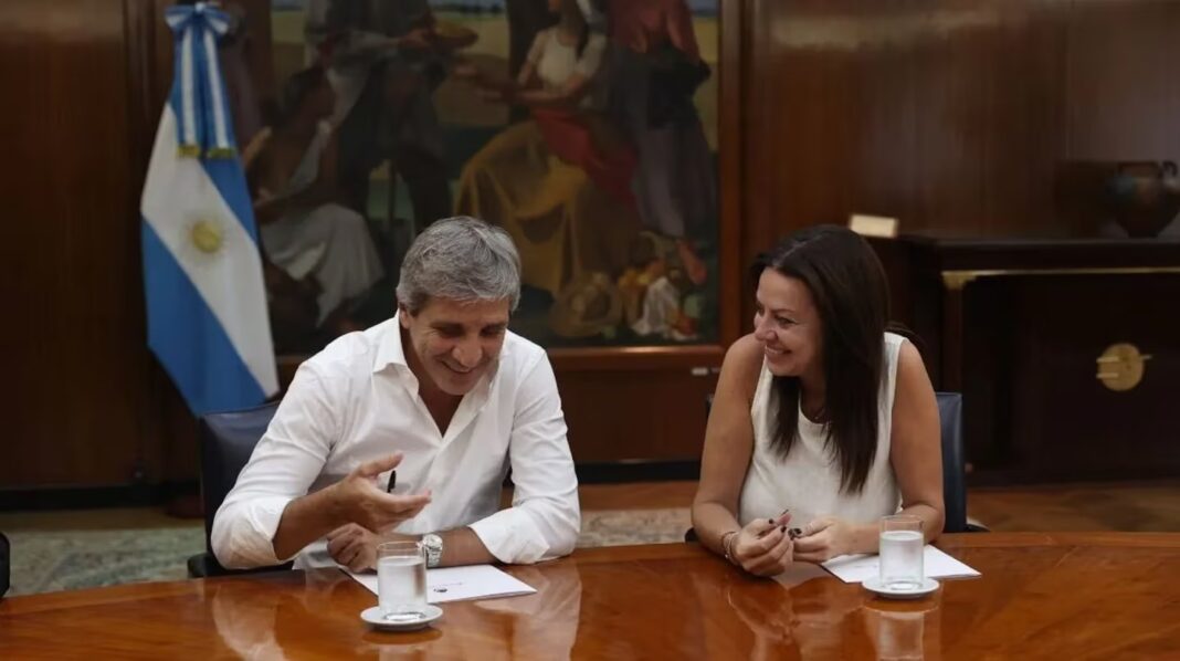 Diferentes organismos afirmaron que en mayo el Gobierno alcanzó nuevamente el superávit fiscal por la política de ajuste de Luis Caputo.