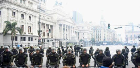 Organizaciones sociales llamaron a una autoconvocatoria en reclamo a la libertad de las personas detenidas en la marcha contra la Ley Bases.