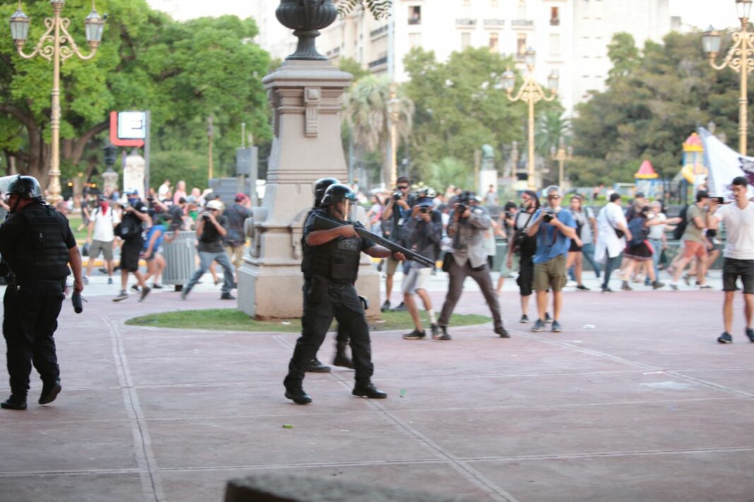 El ministerio de Seguridad de Patricia Bullrich denunciará a los detenidos en la represión del Congreso durante el tratamiento de la Ley Bases.