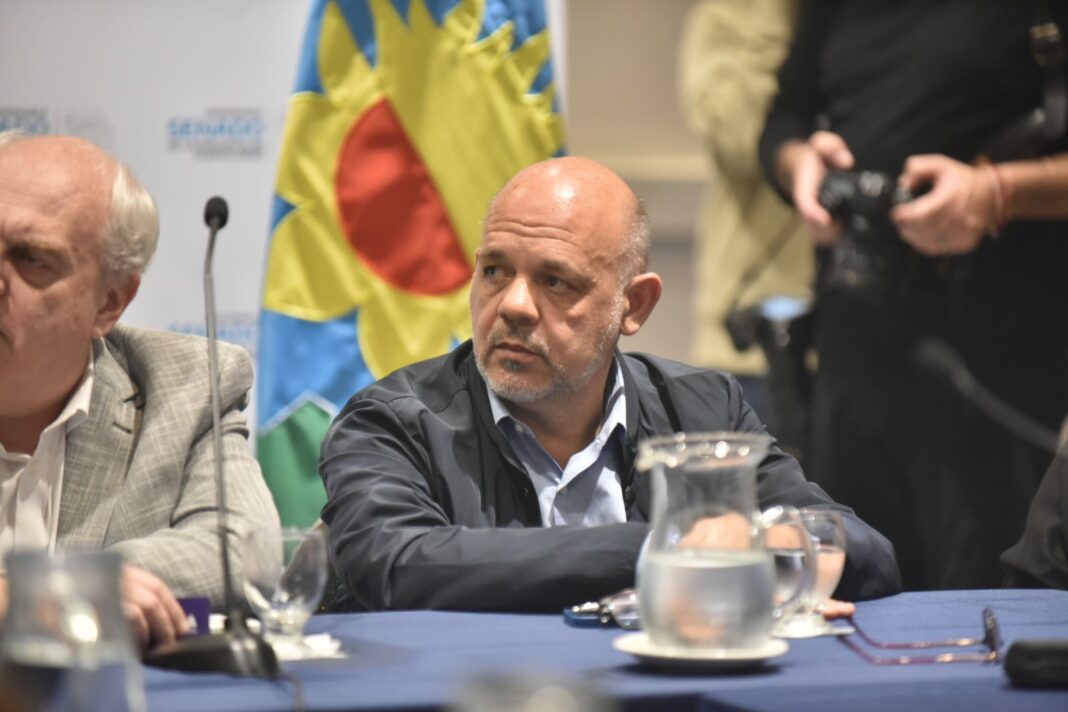 Los senadores bonaerenses del bloque oficial de La Libertad Avanza presentaron una ley para prohibir la detención de policías que provoquen la muerte.