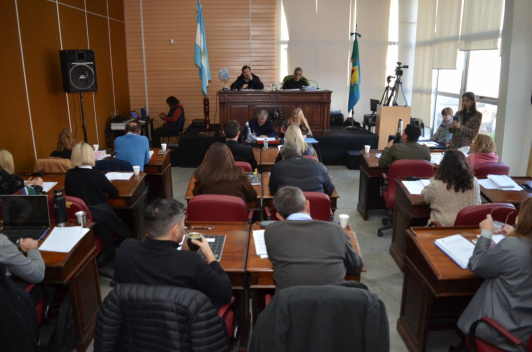 El Concejo Deliberante de Olavarría trató esta semana un proyecto para que los restaurantes y bares brinden agua gratuita. La Libertad Avanza votó en contra.