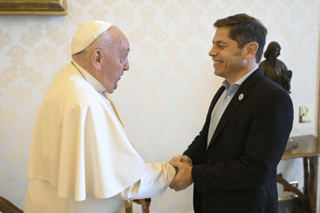 El Papa Francisco y el gobernador de la provincia de Buenos Aires, Axel Kicillof.