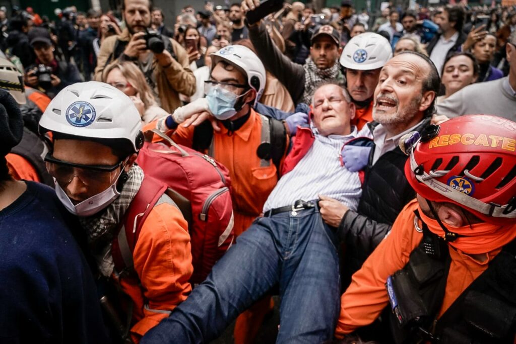 El diputado nacional Carlos Castagneto recibió gas pimienta por parte de la Policía cuando intentaba impedir el desalojo de la calle.