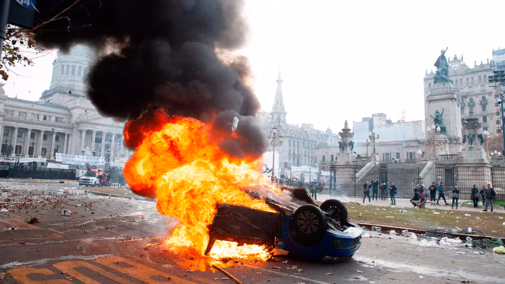 Momentos de máxima tensión se viven en la Plaza del Congreso, luego de que efectivos de la Policía reprimieran a los manifestantes que protestan en rechazó la Ley Bases.