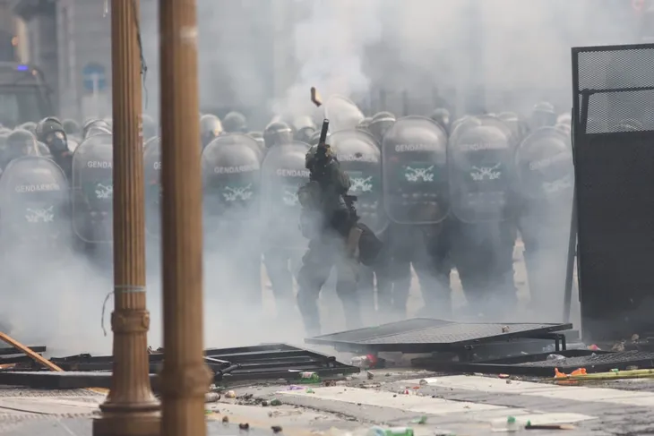 Aumenta en la tensión en el Congreso: manifestantes arrojaron piedras y bombas molotov contra la policía
