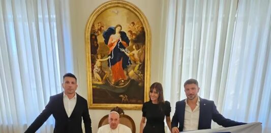 El Papa Francisco recibió a sindicalistas en su despacho y posó con una bandera de Aerolíneas Argentinas en pleno debate de la Ley Bases.