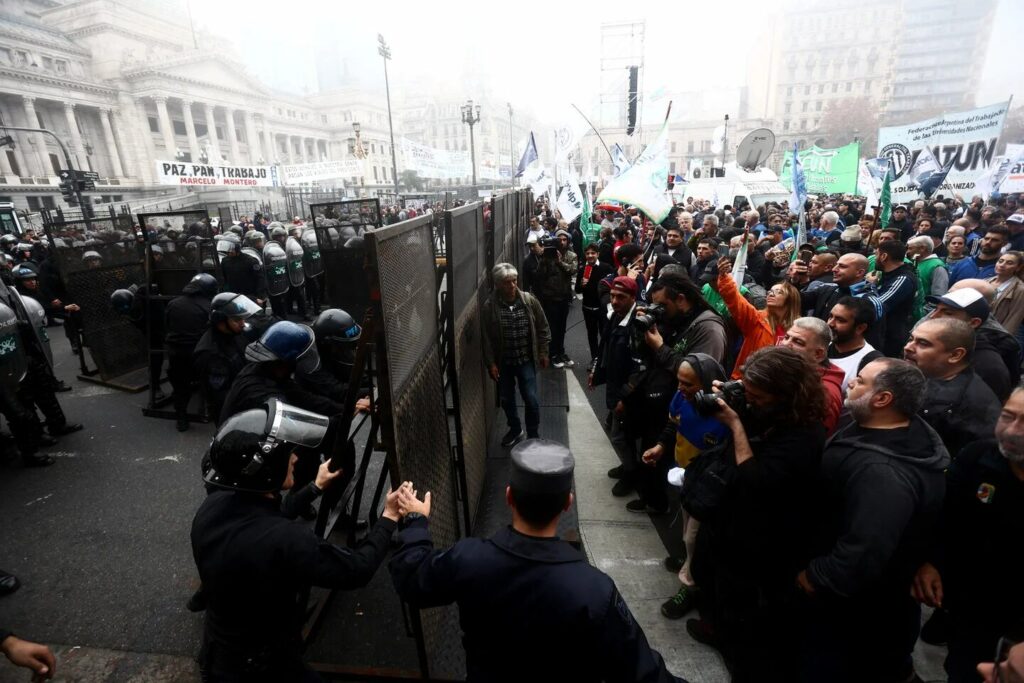 Momentos de máxima tensión se viven en la Plaza del Congreso, luego de que efectivos de la Policía reprimieran a los manifestantes que protestan en rechazó la Ley Bases.