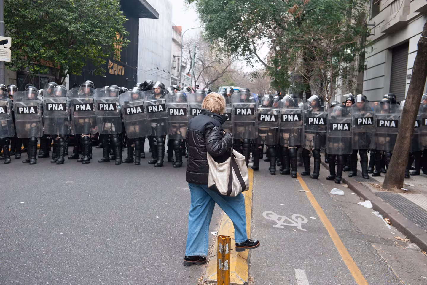 Momentos de máxima tensión se viven en la Plaza del Congreso, luego de que la Policía reprimieran a los manifestantes.
