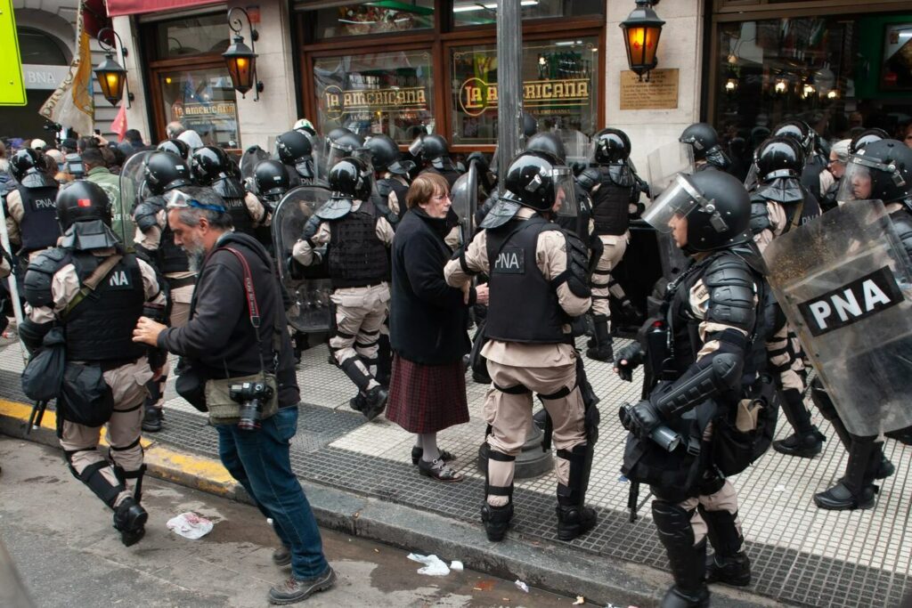 Momentos de máxima tensión se viven en la Plaza del Congreso, luego de que la Policía reprimieran a los manifestantes.
