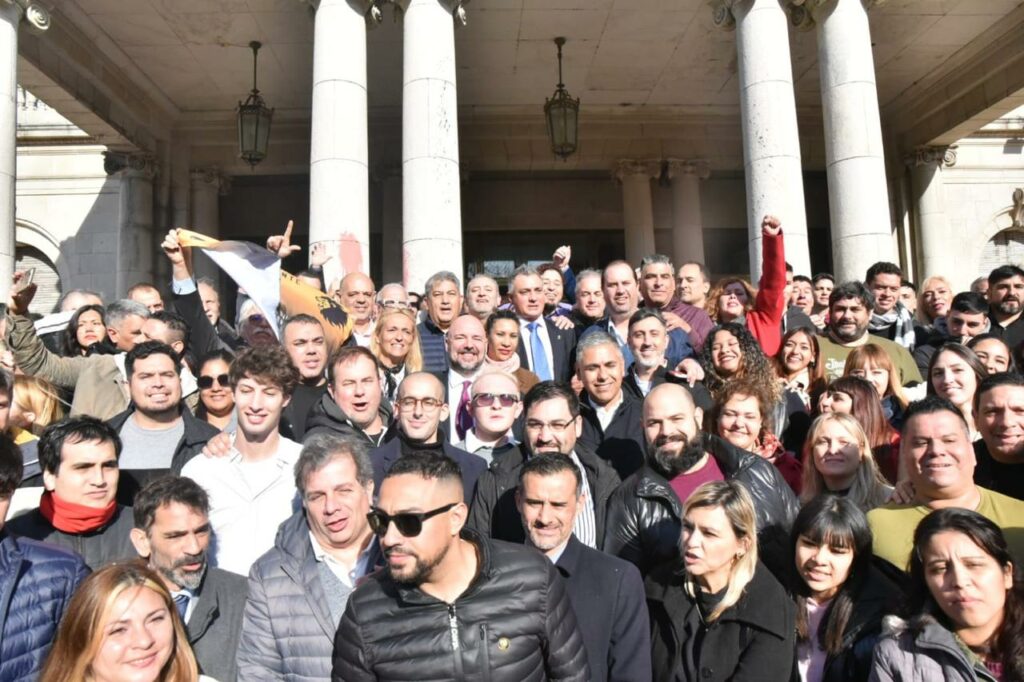 Una multitud celebró que La Libertad Avanza haya quedado un paso de obtener su sello bonaerense.