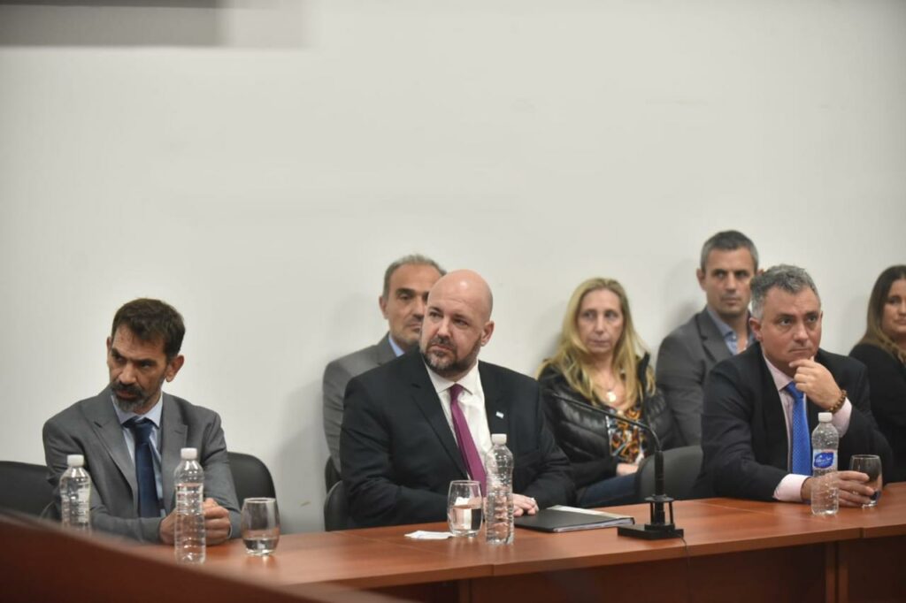 Los apoderados solicitantes Osaba, Carrancio y Pareja. Más atrás Karina Milei y los Menem.