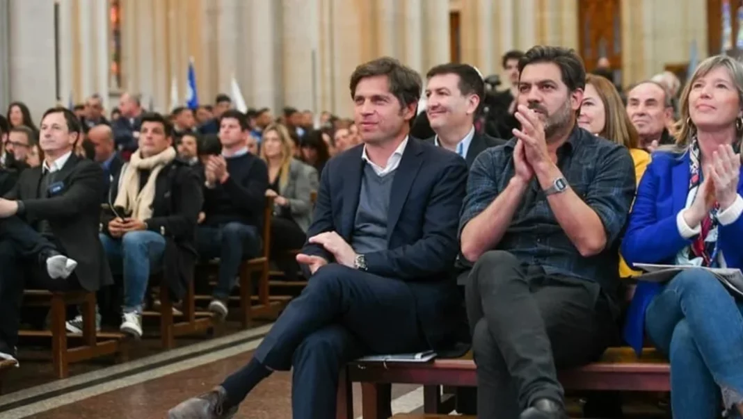 El gobernador bonaerense, Axel Kicillof, viaja a la ciudad italiana de Roma para reunirse en privado con el Papa Francisco. Cómo impacta eso en su pelea con Javier Milei.