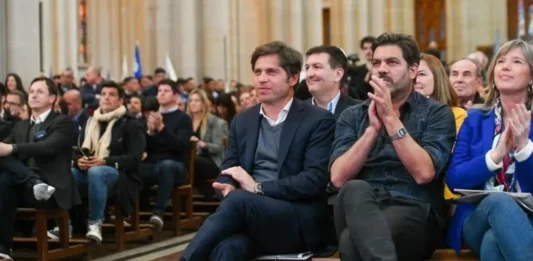 El gobernador bonaerense, Axel Kicillof, viaja a la ciudad italiana de Roma para reunirse en privado con el Papa Francisco. Cómo impacta eso en su pelea con Javier Milei.