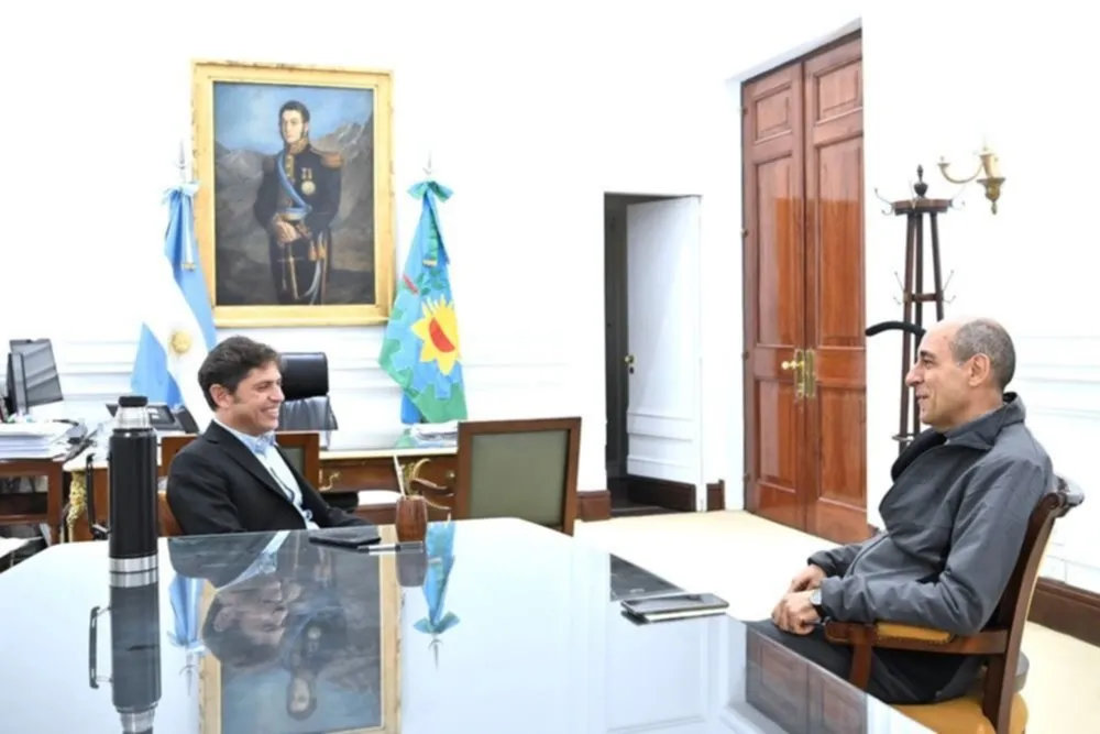 El gobernador bonaerense, Axel Kicillof, con el por entonces arzobispo de La Plata, Victor "Tucho" Fernández.
