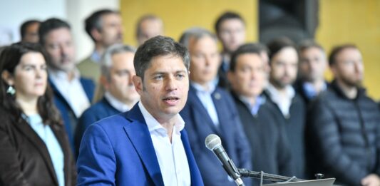 Axel Kicillof juntó refuerzos y le tocó la puerta a Caputo para reclamarle por el “robo” de fondos a la provincia de Buenos Aires.