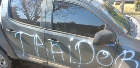 El concejal peronista de Quilmés, Ariel Burtoli, denunció que militantes de La Cámpora le escracharon su camioneta y lo tildaron de “traidor”.