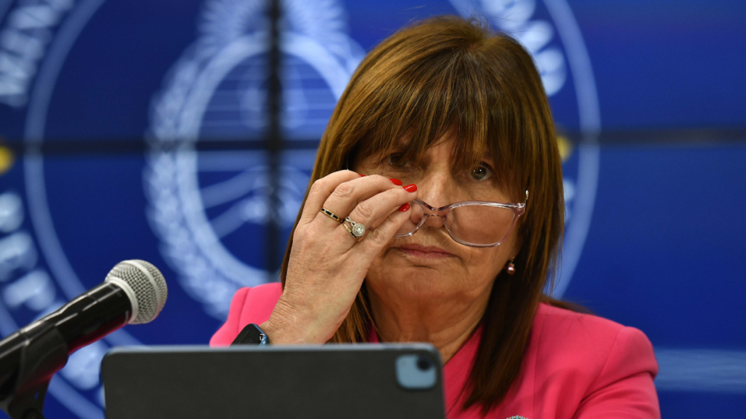 Luego de que Lourdes Arrieta filtrará chats sobre cómo se gestó la visita a Astiz, diputados de la oposición piden interpelar a la ministra de Seguridad, Patricia Bullrich.