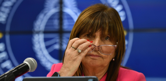 Luego de que Lourdes Arrieta filtrará chats sobre cómo se gestó la visita a Astiz, diputados de la oposición piden interpelar a la ministra de Seguridad, Patricia Bullrich.