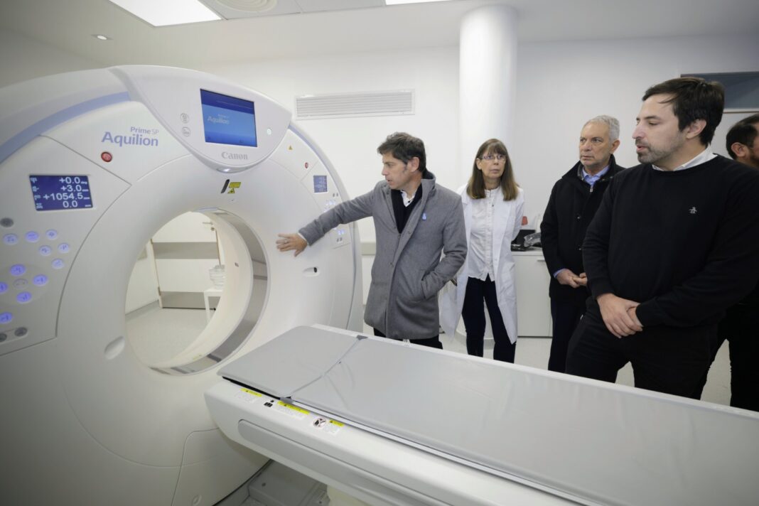 El gobernador Axel Kicillof entregó equipos al Hospital San Martín de La Plata y pidió a los legisladores aprobar las empresas estatales de Salud.