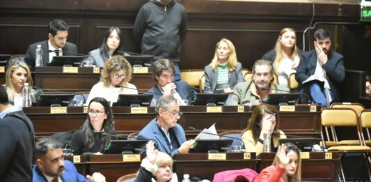 La Cámara de Diputados bonaerense vuelve a sesionar para tratar uno de los proyectos de empresas estatales de Axel Kicillof. Los libertarios acuerdistas, que vienen maquillando su apoyo, son la llave para la media sanción.