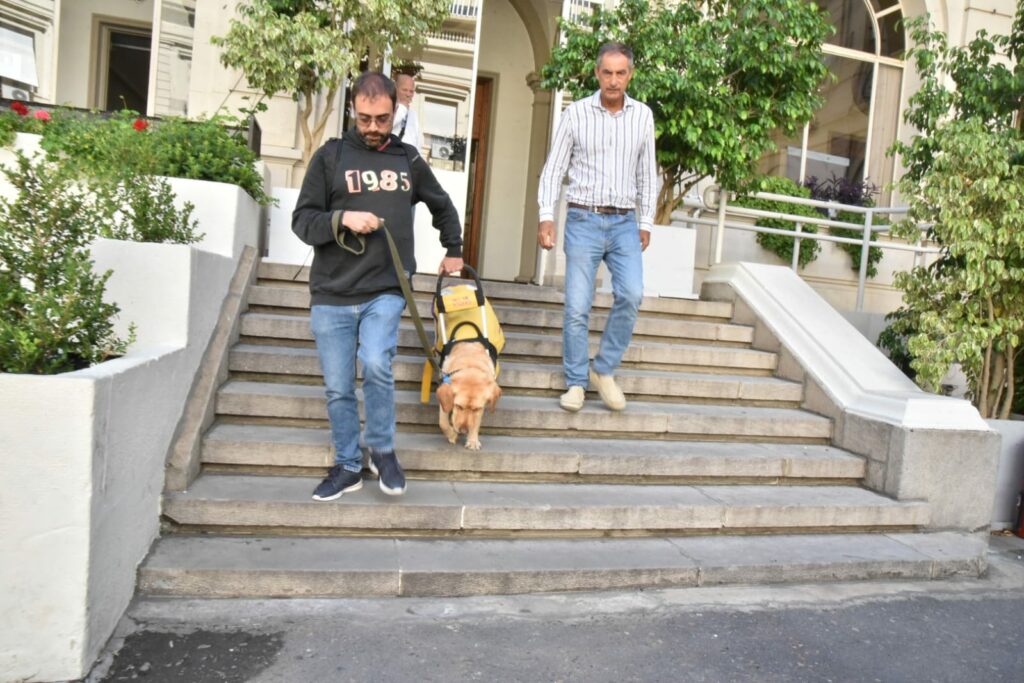 El diputado Claudio Frangul elevó un pedido de informes para exigir la reglamentación de la ley de perros guías.