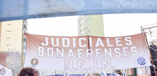 Los trabajadores judiciales de la provincia de Buenos Aires realizarán un banderazo mientras esperan mejoras salariales.