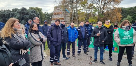 Trabajadores de Fanazul realizaron una jornada de protesta ante el inminente cierre de la fábrica, luego de que les ordenarán paralizar la producción de explosivos.