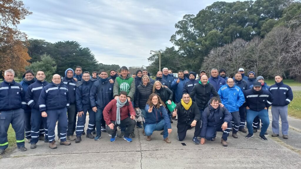 Con gran apoyo sindical y político, trabajadores de Fanazul realizaron una jornada de protesta ante el inminente cierre de la fábrica.