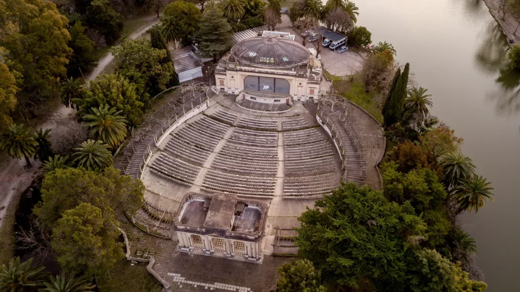Axel Kicillof designó a un viejo ministro de Alberto Fernández para que se ponga al frente de la remodelación del Teatro del Lago de La Plata.
