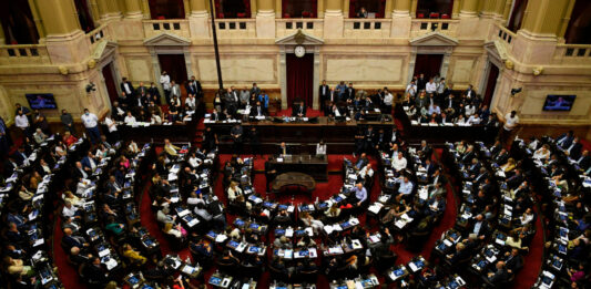 La Cámara de Diputados logró la media sanción de la nueva fórmula de movilidad jubilatoria y desde Casa Rosada amenazan con vetarla.