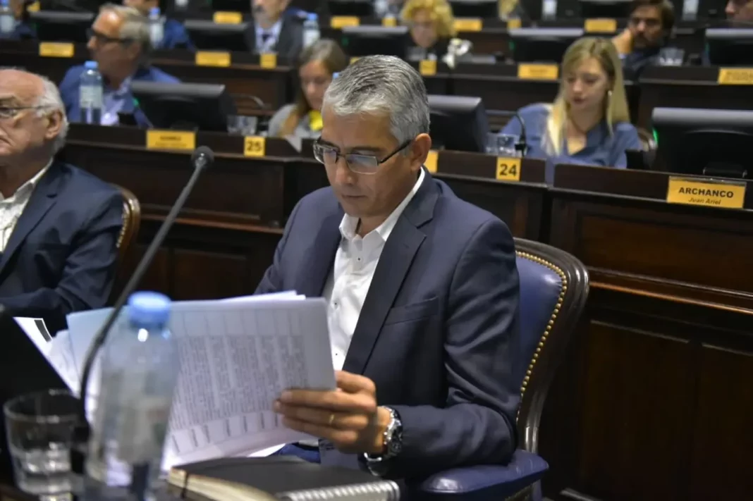 El diputado massista, Carlos Puglelli, presentó un proyecto de ley para regular la publicidad de apuestas online para evitar la ludopatía juvenil.