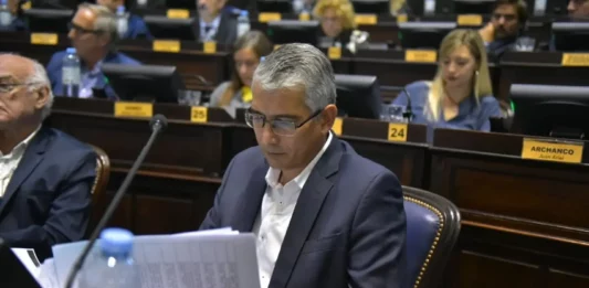El diputado massista, Carlos Puglelli, presentó un proyecto de ley para regular la publicidad de apuestas online para evitar la ludopatía juvenil.