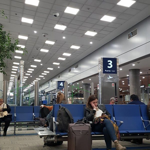 La puerta 4 del Aeropuerto Jorge Newbery, el lugar donde los legisladores bonaerenses supieron que la planta de GNL no se haría en Bahía Blanca.