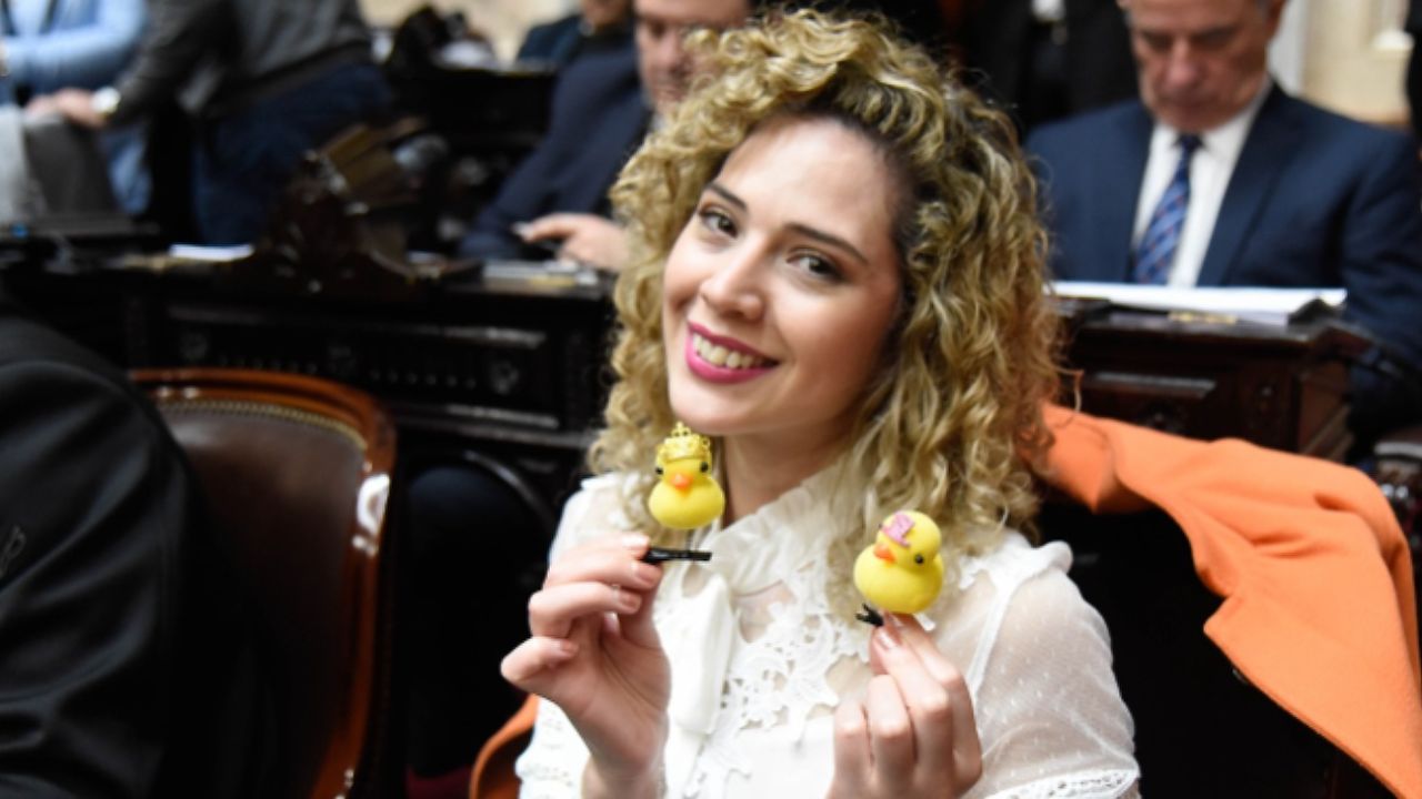 Antes de Astiz, la diputada Lourdes Arrieta ya había protagonizado una polémica cuando llegó a una sesión ordinaria con patos de juguete en la cabeza.