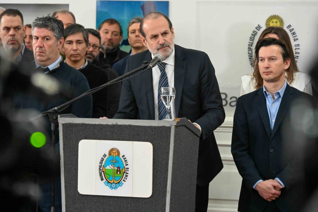 En su conferencia, el intendente de Bahía Blanca, Federico Susbielles, responsabilizó al presidente Javier Milei por la decisión de radicar la planta de GNL en Río Negro.