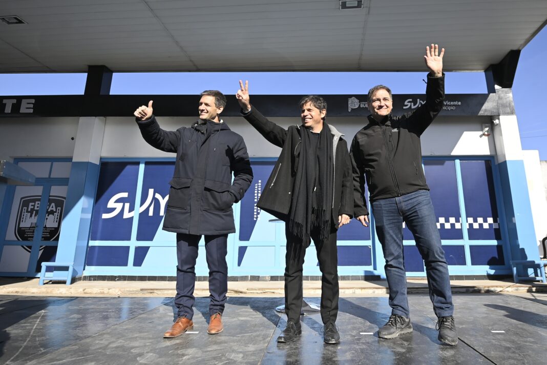 El gobernador bonaerense, Axel Kicillof, este martes, inauguró la base de la Fuerza Barrial de Aproximación (FBA) en San Vicente y volvió a cruzar al Gobierno de Javier Milei.