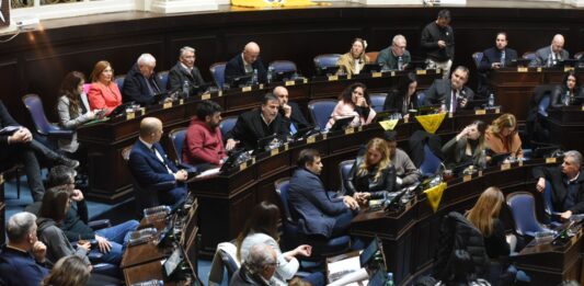 Una comitiva legisladores bonaerenses parte esta tarde rumbo a localidad de Bahía Blanca para pelear por la instalación de la planta de GNL.