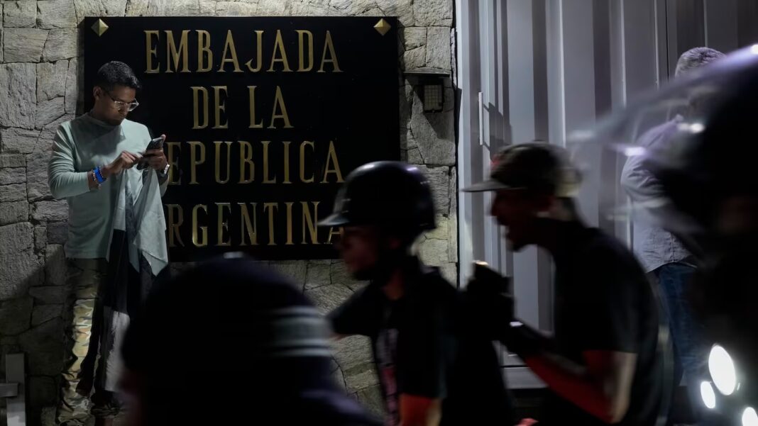 Nicolás Maduro instó a los diplomáticos argentinos a retirarse de Venezuela, después de los dichos de Milei sobre las elecciones.