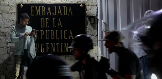 Nicolás Maduro instó a los diplomáticos argentinos a retirarse de Venezuela, después de los dichos de Milei sobre las elecciones.
