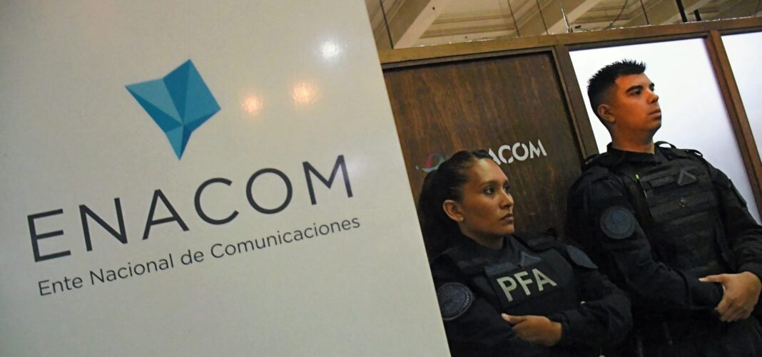 El Gobierno prorrogó la intervención del ENACOM por un año y organismos denunciaron el desmantelamiento de las regulaciones de medios.