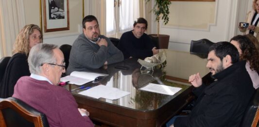 El titular de IOMA, Homero Giles, firmó un convenio con el Intendente de Tandil, quien alertó por la situación de los afiliados.
