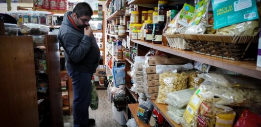 Un informe alerta que, por la crisis, más de la mita de las familias se endeuda para comer.