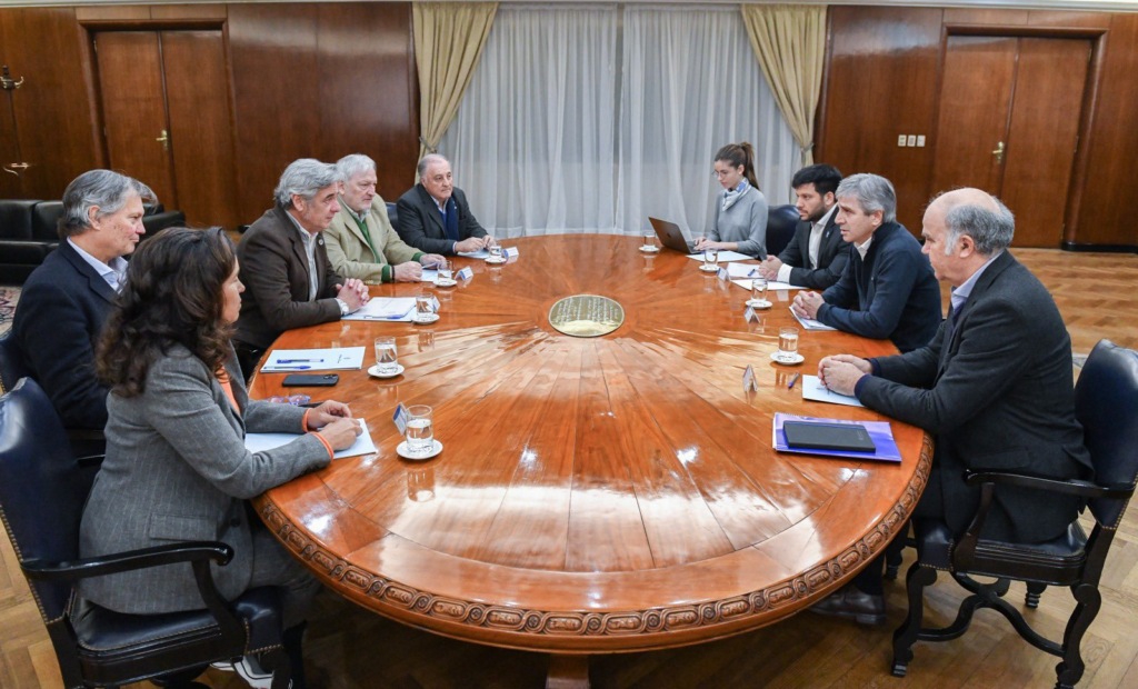 El ministro de Economía, Luis Caputo, reunido con la Mesa de Enlace, en medio de las presiones por la quita de retenciones.