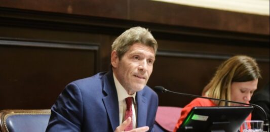 El diputado del monobloque Libre, Guillermo Castello, destrozó el RIGI bonaerense del gobernador Axel Kicillof para instalar la planta de GNL en Bahía Blanca.