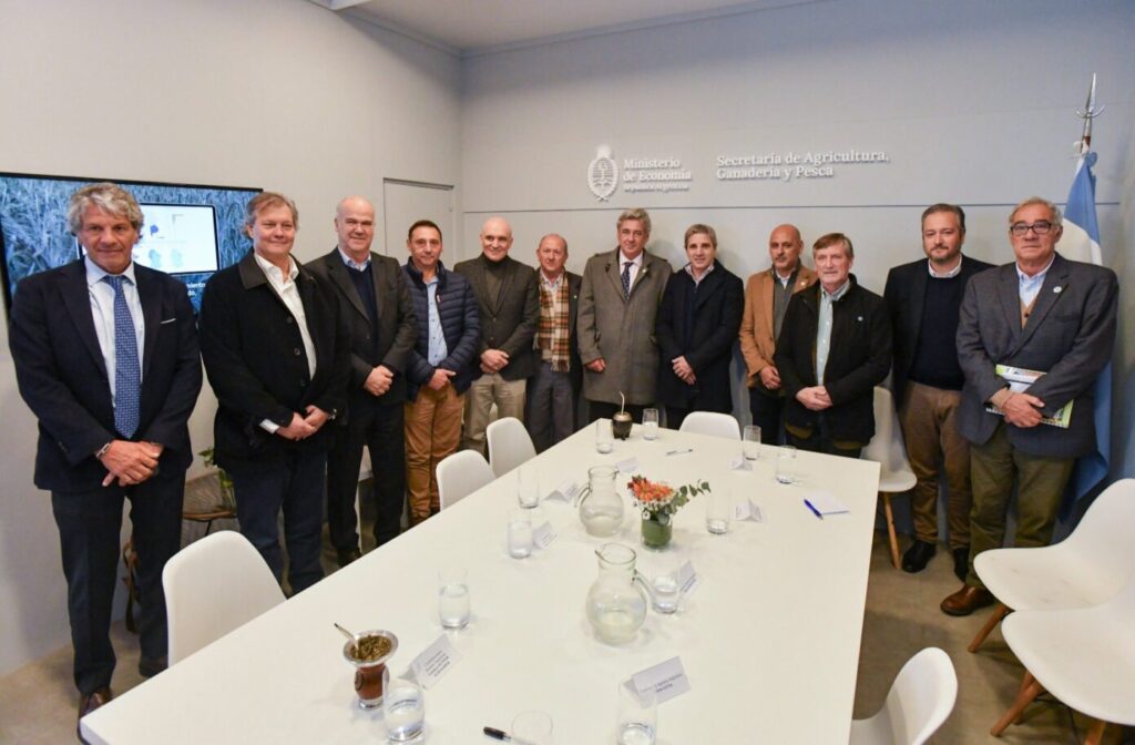 Caputo junto a la Sociedad Rural.